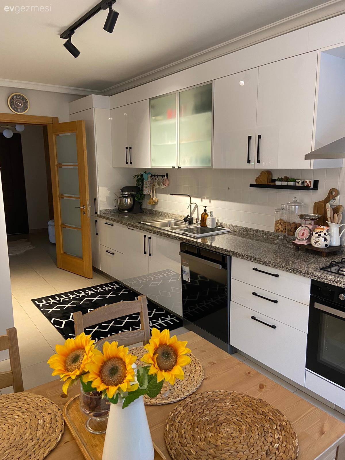 Mutfak, Beyaz, Siyah, Mutfak halısı, Mutfak tezgahı, Mutfak tezgah arası, Tezgah arası seramik, Ankastre, Davlumbaz