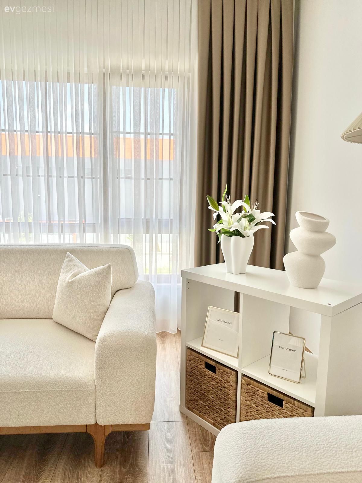 Beyaz ve Ahşap Uyumu Bu Evin Karakteristik Özelliği