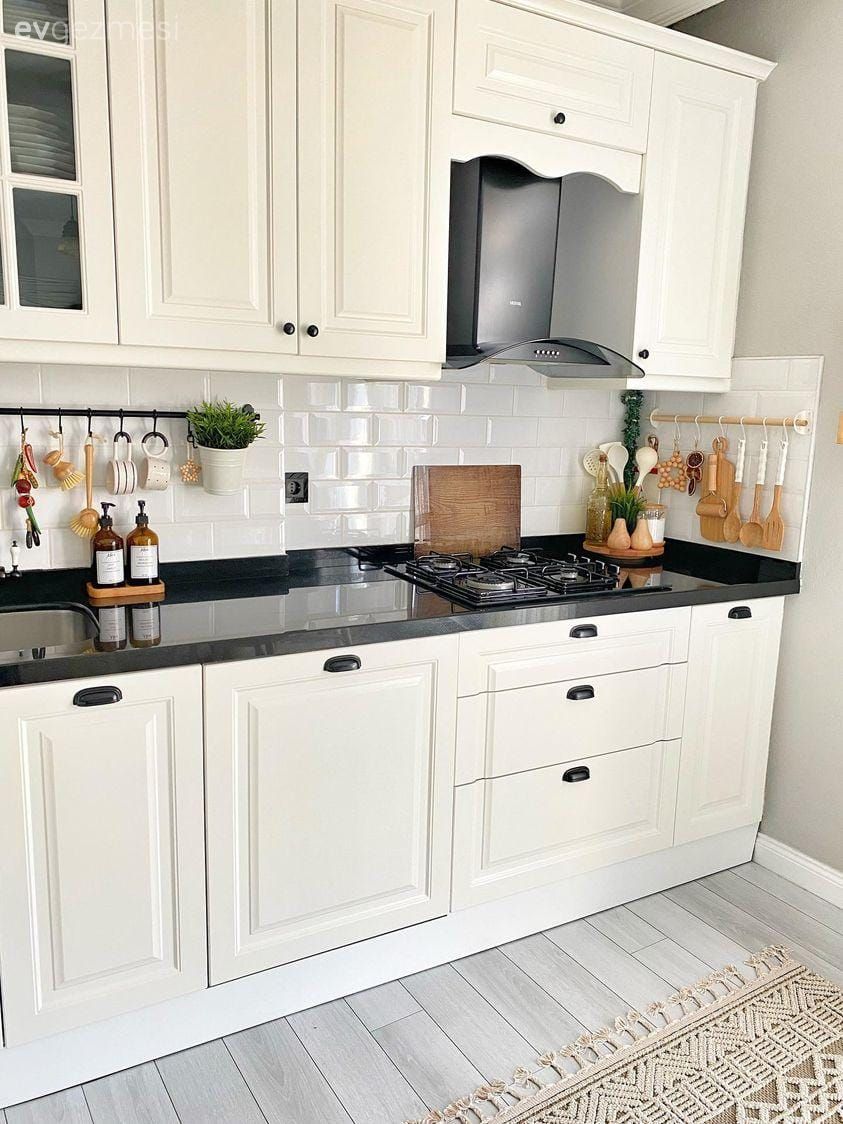 Mutfak, Beyaz, Siyah, Siyah tezgah, Mutfak tezgahı, Mutfak aksesuarları, Mutfak tezgah arası, Tezgah arası seramik, Shaker kapaklı dolaplar, Ankastre, Davlumbaz, Mutfak halısı