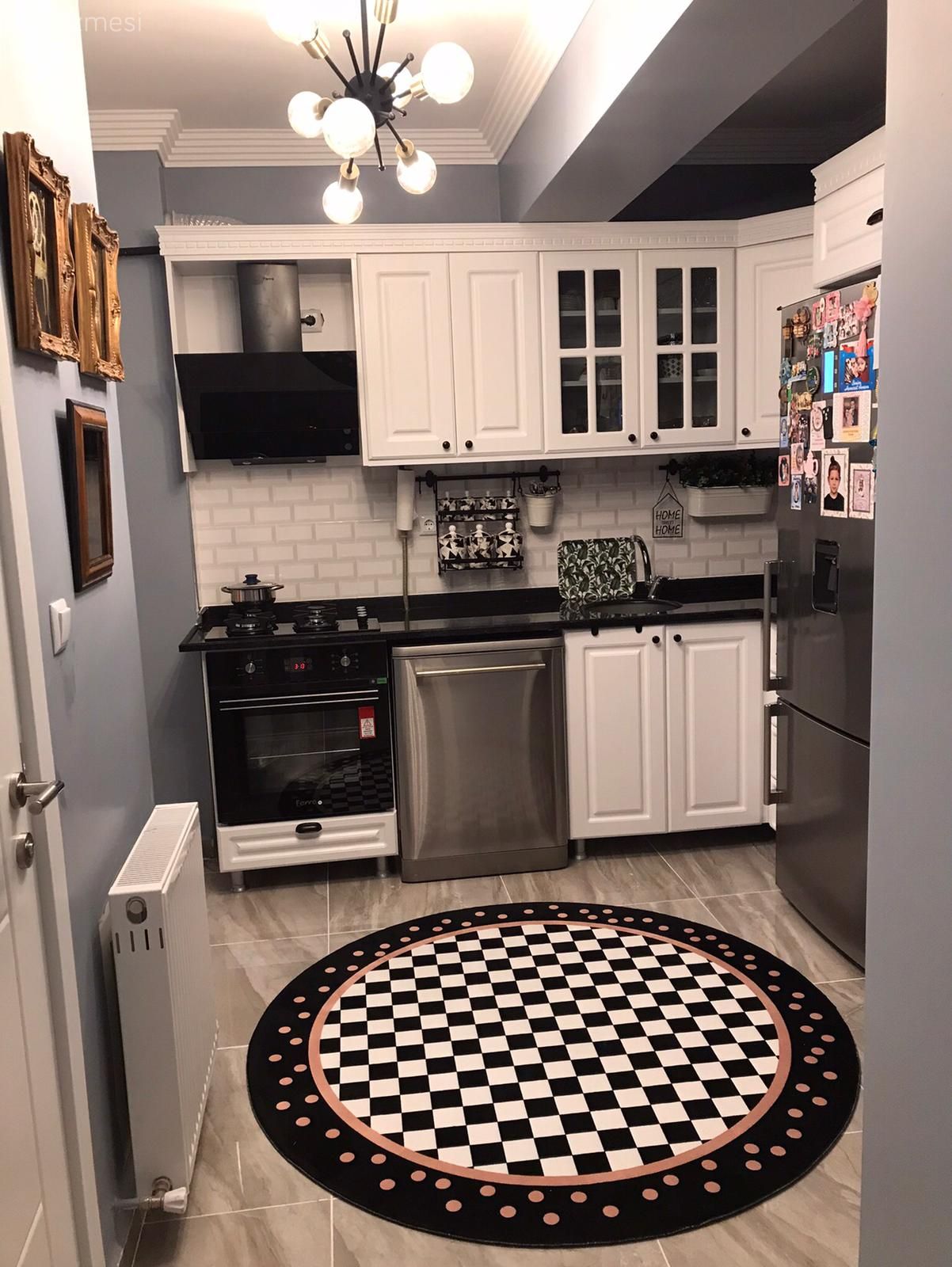 Mutfak, Beyaz mutfak, Siyah, Gri, Gri duvar, Siyah tezgah, Mutfak tezgahı, Mutfak tezgah arası, Tezgah arası seramik, Mutfak halısı, Yuvarlak halı, Halı, Mutfak Avize Modelleri