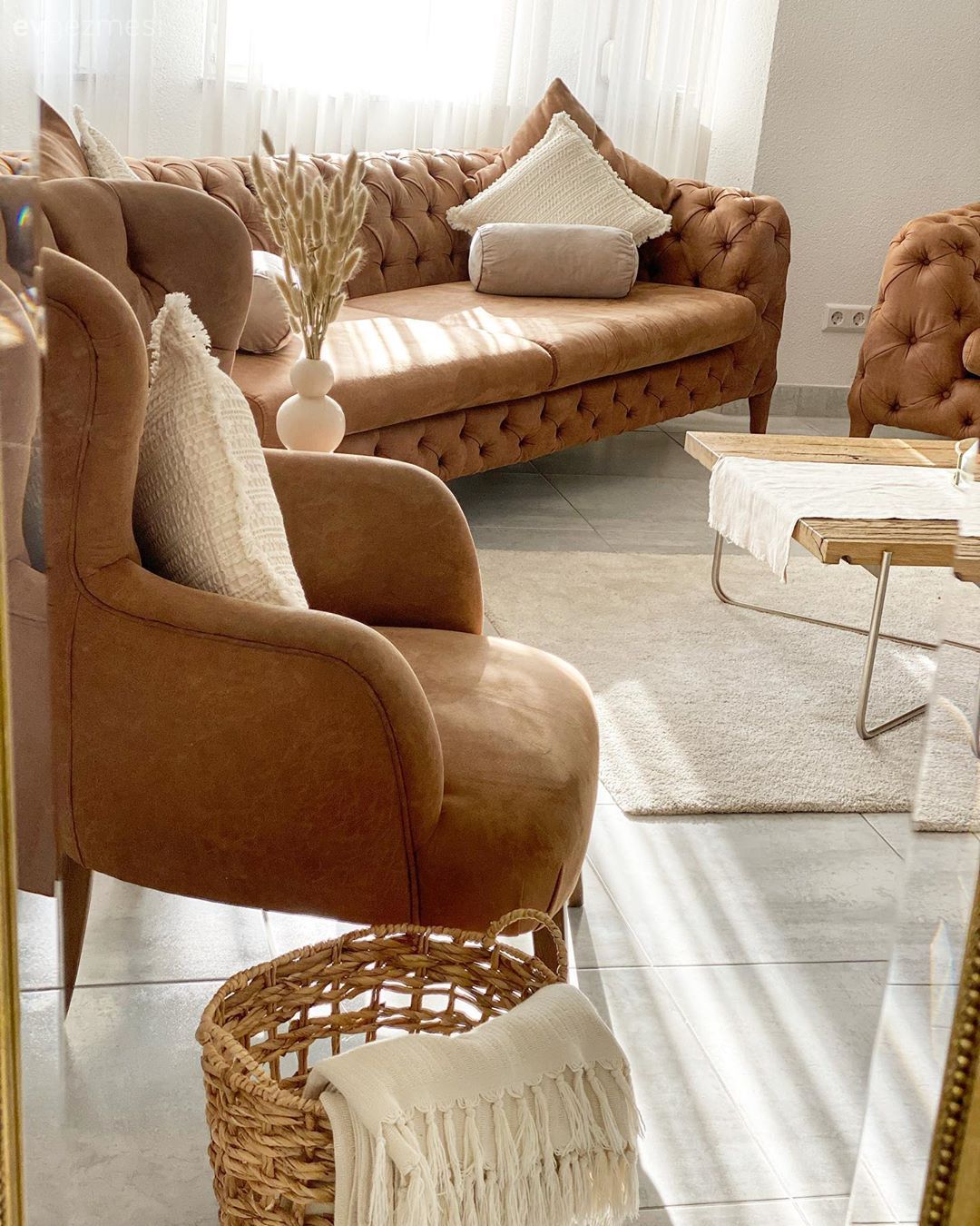 Salon, Modern, Yanık turuncu, Ahşap Mobilya, Modern chesterfield, Orta sehpa, Sehpa, Sehpa üstü aksesuarı, Ev Aksesuar, Şamdan, Tül perde, Perde, Kırlent, Ev tekstili, Vazo, Yapay çiçekler, Avize, Aydınlatma, Salon avizesi, Pampas otu, Hasır sepet, Beyaz