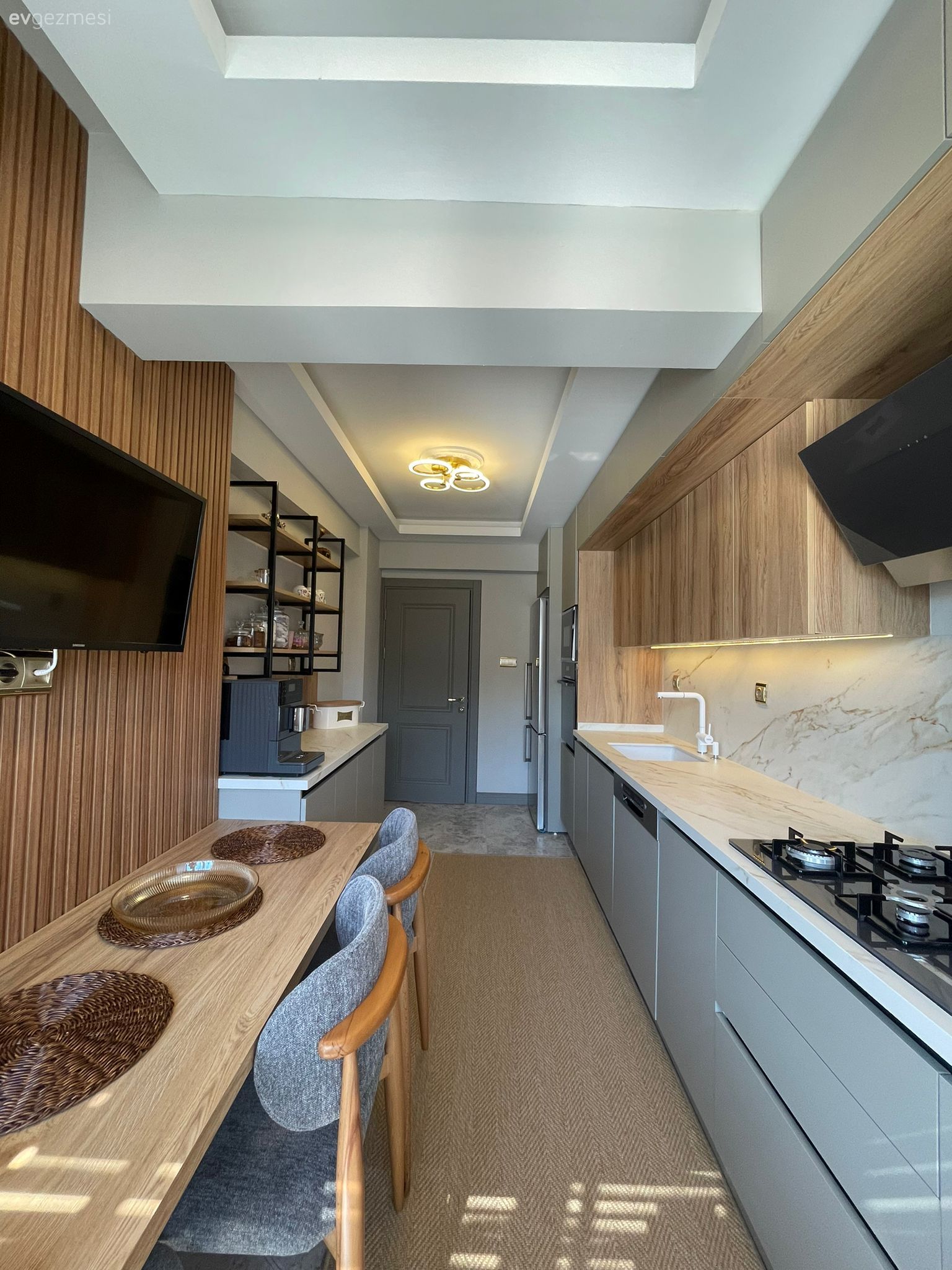 Koridor Tipi Bu Mutfakta İki Duvar da İlgi Çekici Tasarımlarla Dolu!