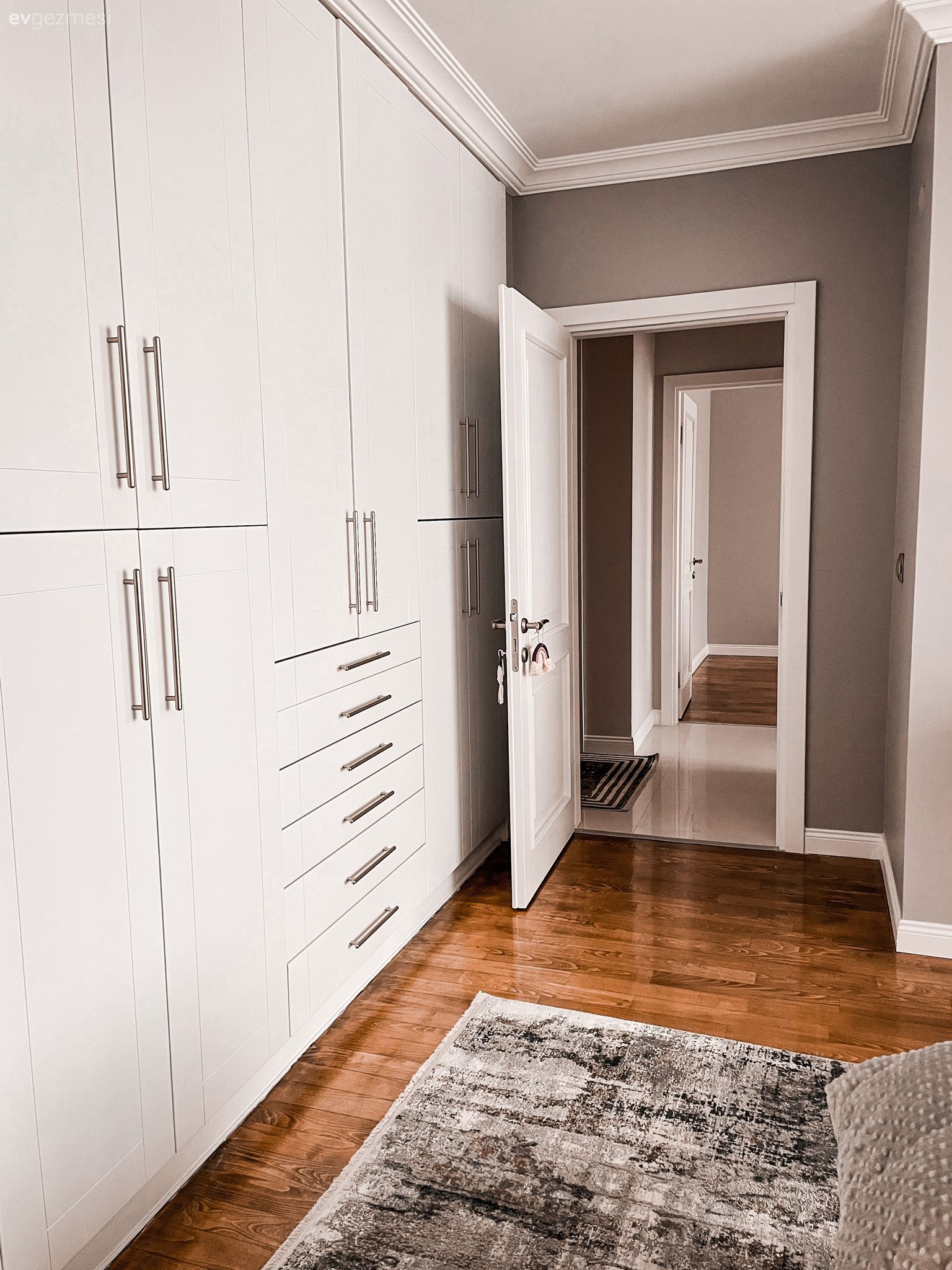 Bu Uyumlu Evde Duvarların Boş Durmasına Göz Yumulmamış