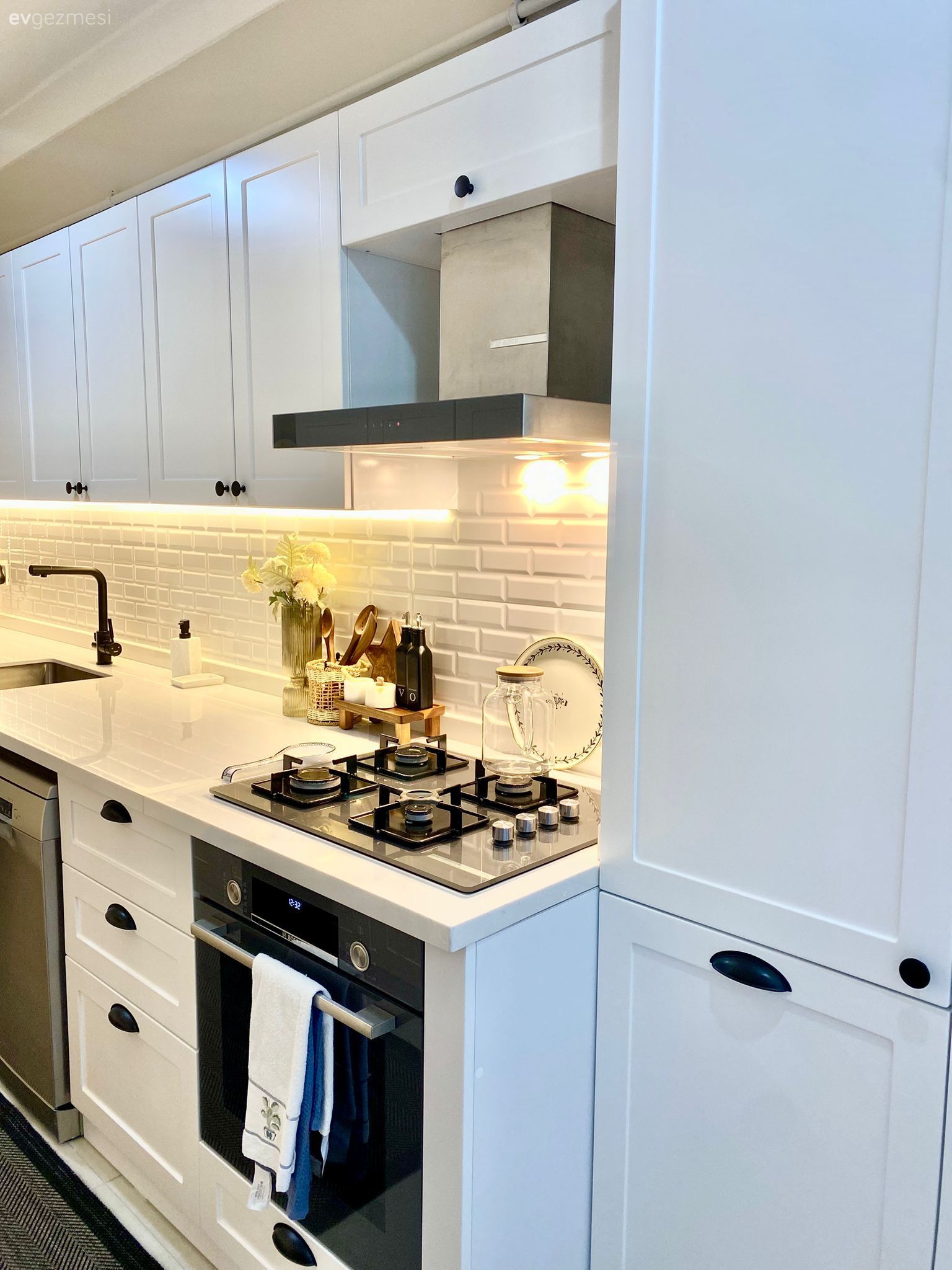 Mutfak, Beyaz, Siyah, Mutfak tezgahı, Mutfak tezgah arası, Tezgah arası seramik, Mutfak aksesuarları, Metro seramik, Seramik, Shaker kapaklı dolaplar