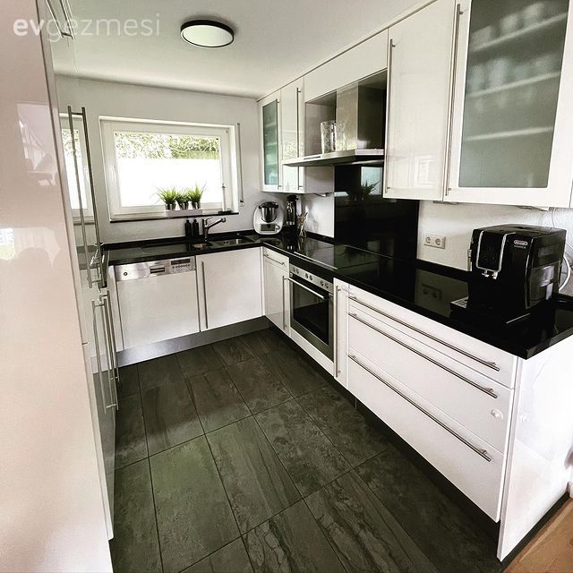 Mutfak, Beyaz mutfak, Beyaz, Siyah, Siyah tezgah, Mutfak tezgahı, Mutfak tezgah arası, Tezgah arası seramik, Davlumbaz, Ankastre, Mutfak zemin seramikleri