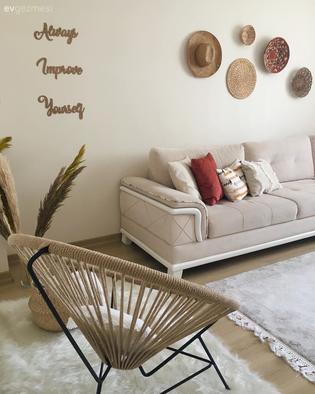 Salon, Bohem Dekorasyon, Krem, Bej, Beyaz, Hasır, Koltuk takımı, Hasır sepet, Kırlent, Ev tekstili, Vazo, Ev Aksesuar, Pampas otu, Duvar dekorasyonu, Hasır sandalye, Hasır vazo, Salon halısı