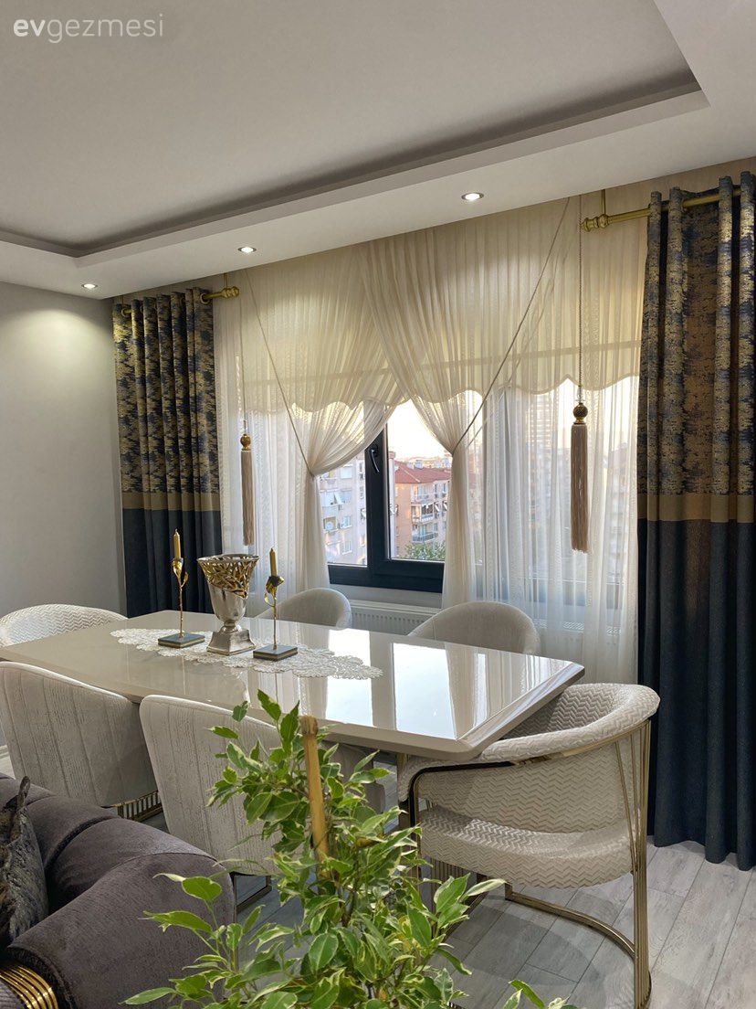 Yemek Odası, Beyaz, Tül perde, Perde, Fon perde, Kruvaze perde, Yemek masası, Sandalye, Ev bitkisi, Dekoratif Objeler