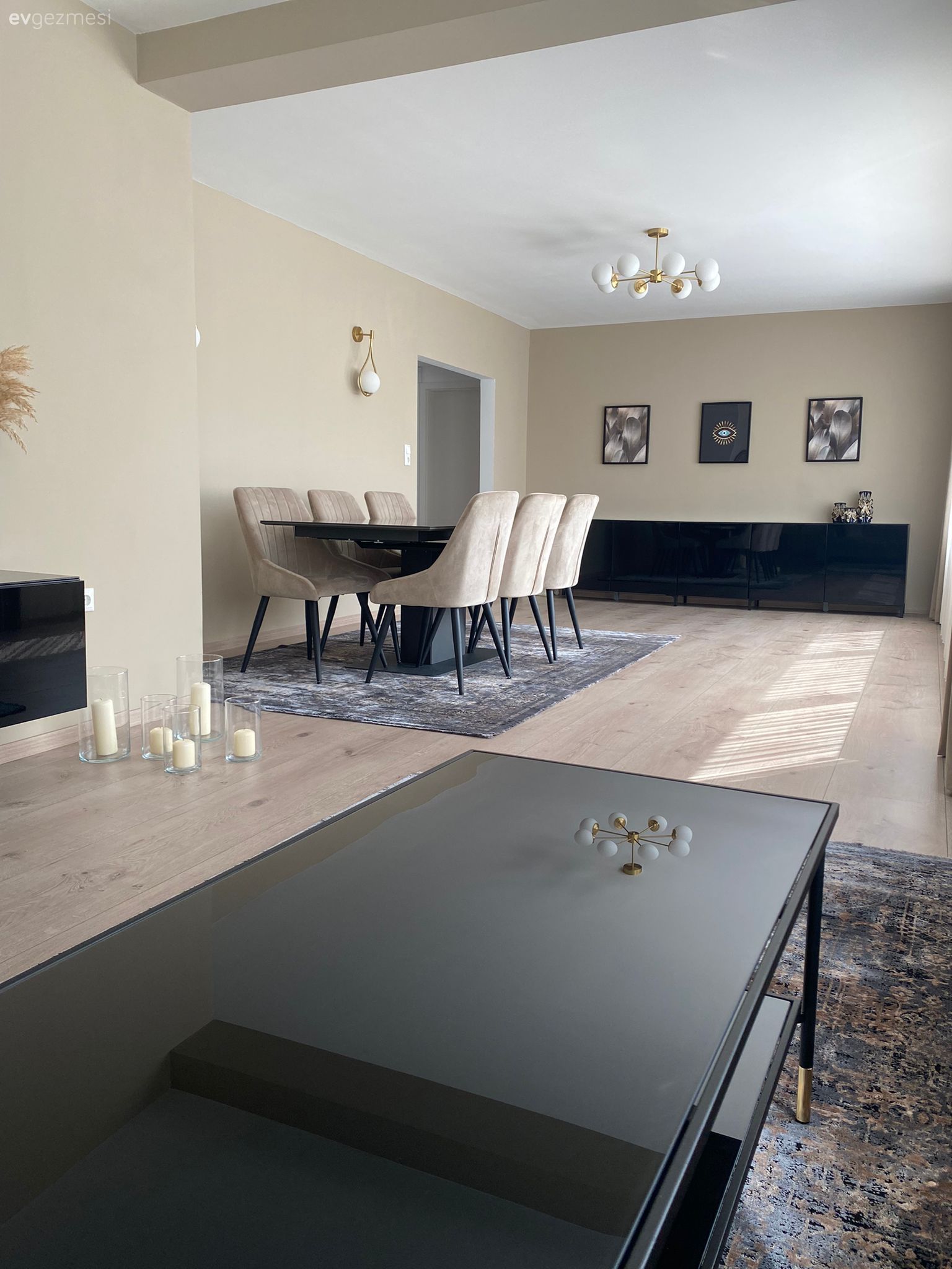 Salon, Modern, Krem, Bej, Siyah, Orta sehpa, Sehpa, Kırlent, Ev tekstili, Halı, Sandalye, Yemek masası, Konsol, Konsol üzeri dekoratif objeleri, Tablo, Duvar dekorasyonu, Avize, Aydınlatma