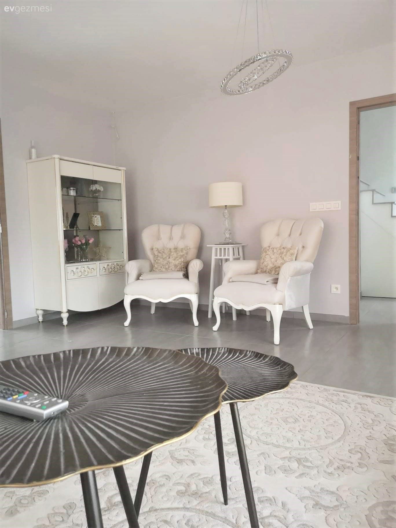 Salon, Beyaz, Krem, Berjer, Vitrin, Sehpa, Halı, Salon halısı, Avize, Aydınlatma, Salon avizesi