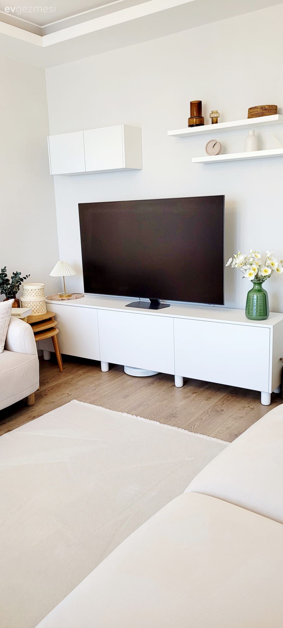 Beyaz, Tv ünitesi, Tv ünitesi aksesuarları, Ev Aksesuar, Duvar rafı, Duvar dekorasyonu, Bej, Halı, Salon halısı, Yan sehpa, Sehpa