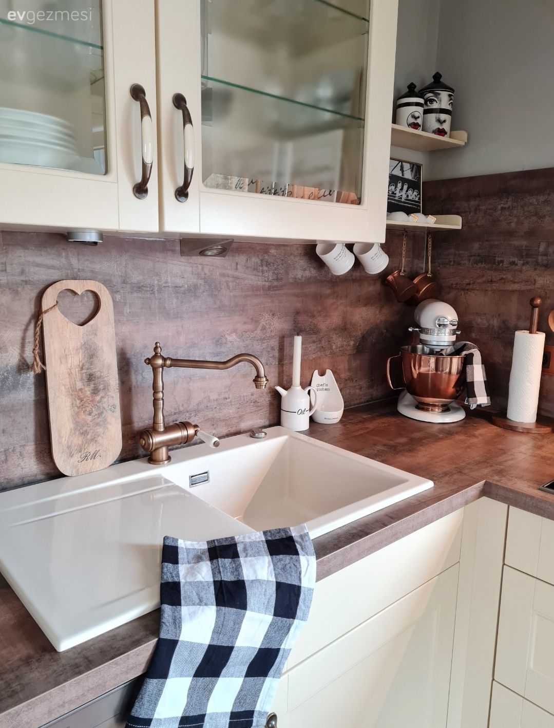 Beyaz, Kahverengi, Mutfak tezgahı, Mutfak, Mutfak tezgah arası, Tezgah arası seramik, Eviye 