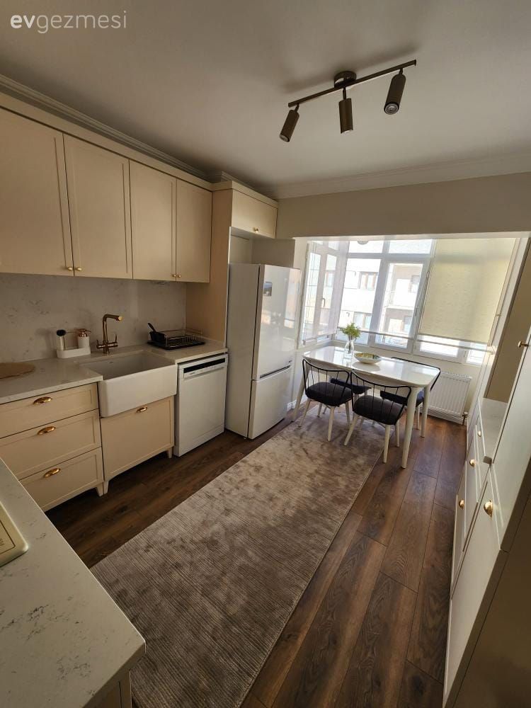 Mutfak, Country mutfak, Beyaz, Krem, Bej, Mutfak tezgahı, Mutfak tezgah arası, Eviye , Ankastre, Mutfak halısı, Parke, Davlumbaz, Sandalye, Mutfak masası, Mutfak perdesi