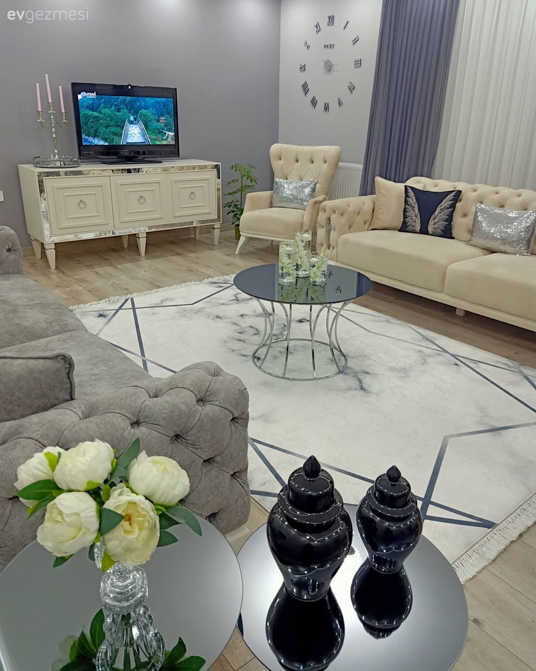 Salon, Modern klasik, Koltuk takımı, Modern chesterfield, Gri, Krem, Beyaz, Gri duvar, Sandalye, Yemek masası, Halı, Salon halısı, Ayna çerçeve, Aynalı aksesuar, Tablo, Duvar dekorasyonu, Fon perde, Perde, Tül perde, Parke, Spot aydınlatma, Aydınlatma, Vazo, Ev Aksesuar, Çiçekler, Ev bitkisi, Tv ünitesi, Tv ünitesi aksesuarları, Metal duvar saati, Dekoratif Objeler
