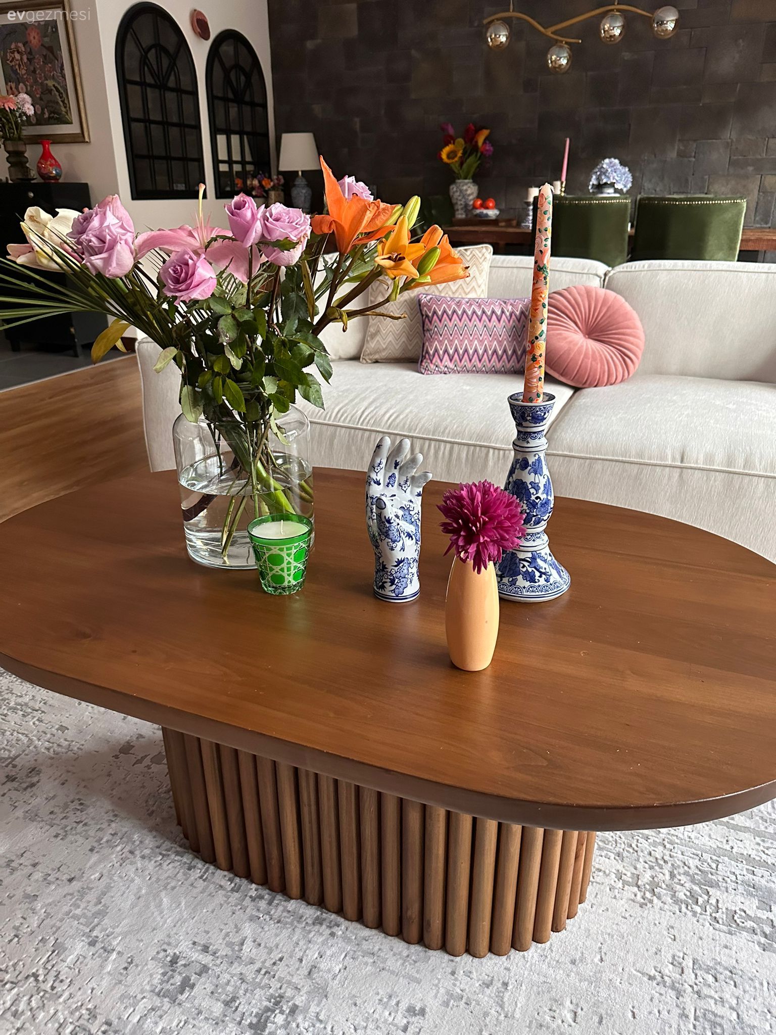 Çiçeklerle Donatılmış Bu İzmir Evi Detaylarıyla Görsel Şölen Sunuyor!