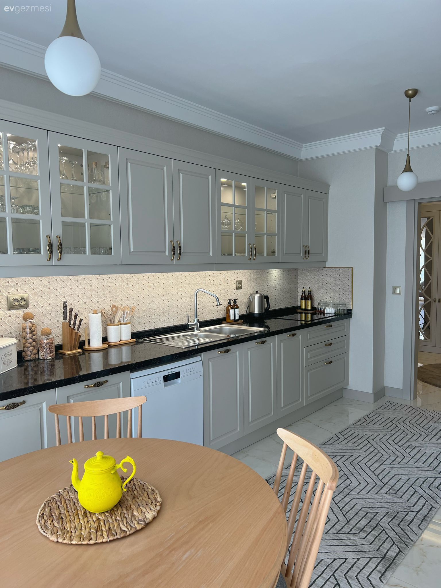 Bu Ankara Evi Beyazlıktan Ferahlık Turuncudan da Neşe Almış