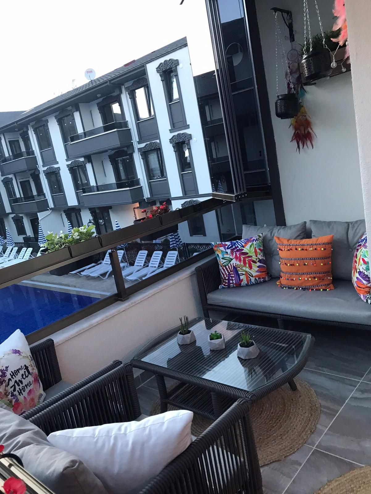 Balkon, Gri, Siyah, Turuncu, Balkon masası, Balkon oturma grubu, Balkon çiçekleri
