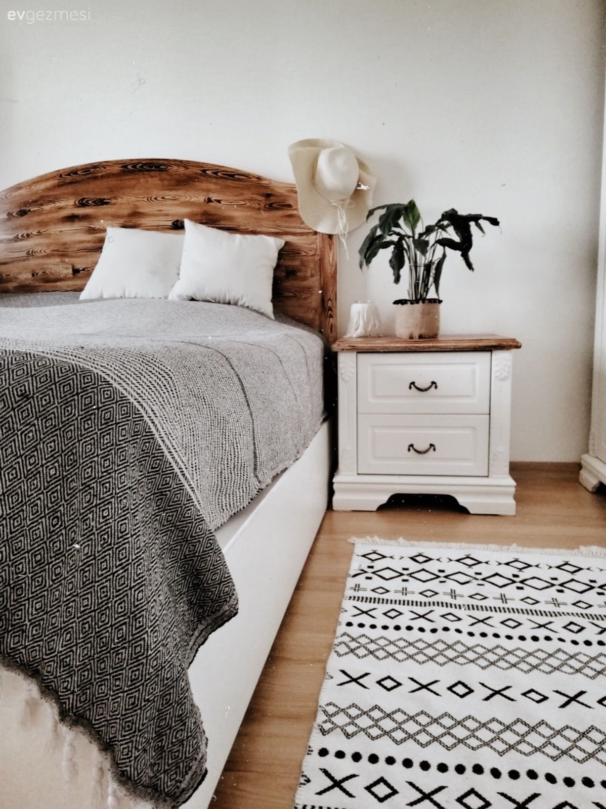 Yatak Odası, Ahşap Mobilya, Yatak başlığı, Bohem Dekorasyon, Beyaz, Siyah, Gri, Komodin, Halı, Geometrik desen, Desenler, Kırlent, Ev tekstili, Ev bitkisi