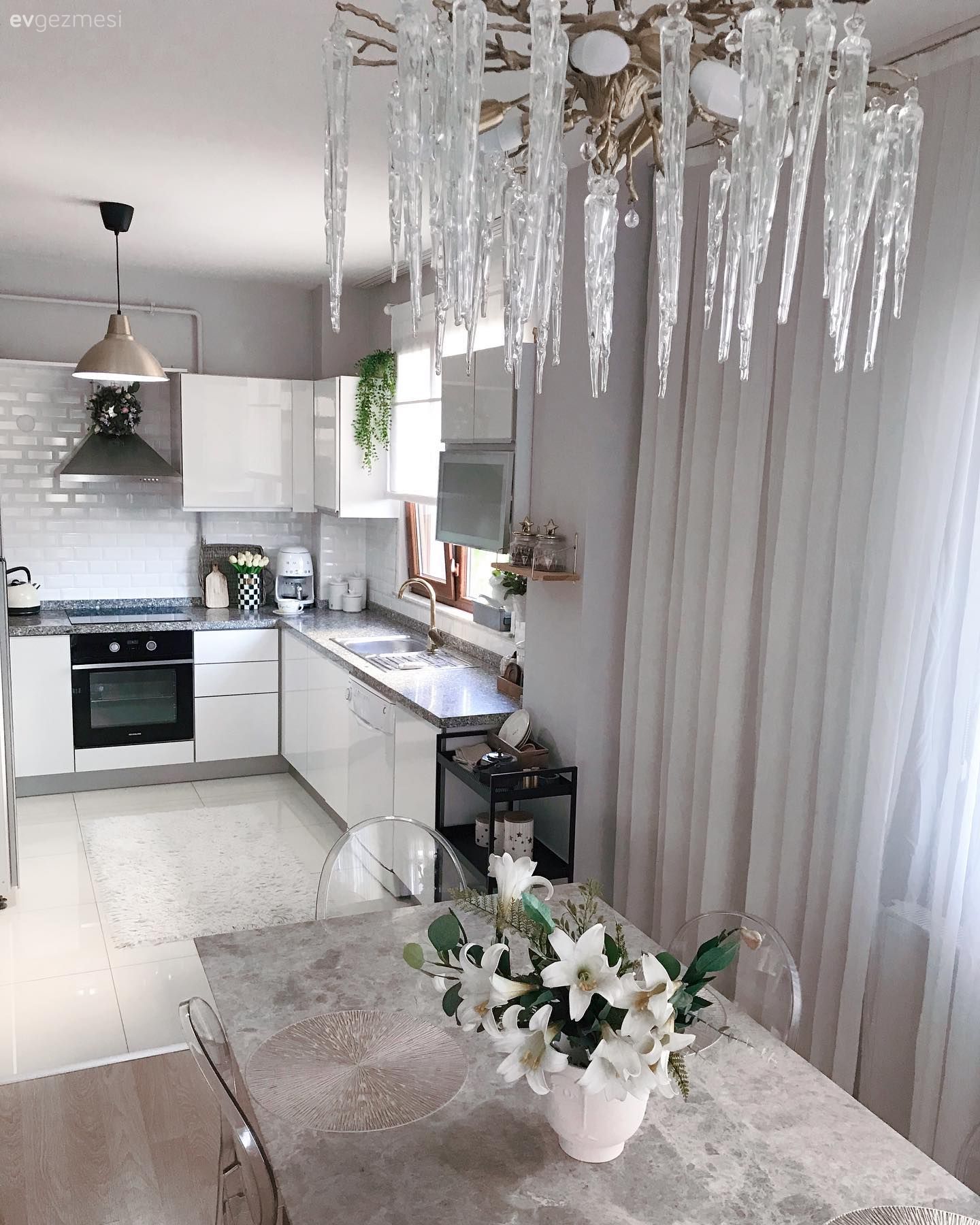 Bu Minimalist Evde Açık Renklerin Dışındaki Tonlara Yer Yok