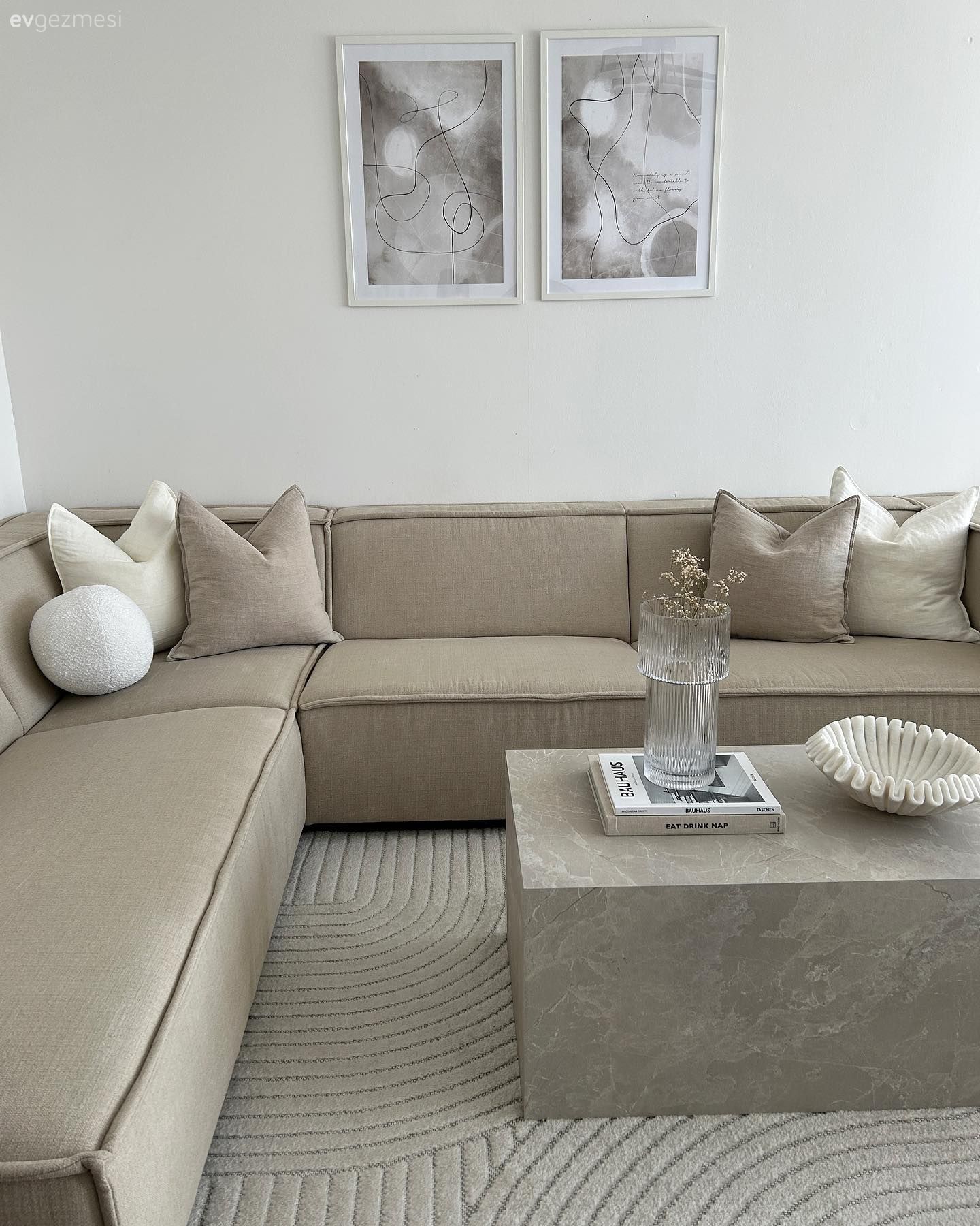 Salon, İskandinav, Modern, Bej, Krem, Köşe koltuk, Koltuk takımı, Kırlent, Ev tekstili, Orta sehpa, Sehpa, Tablo, Duvar dekorasyonu, Halı, Salon halısı