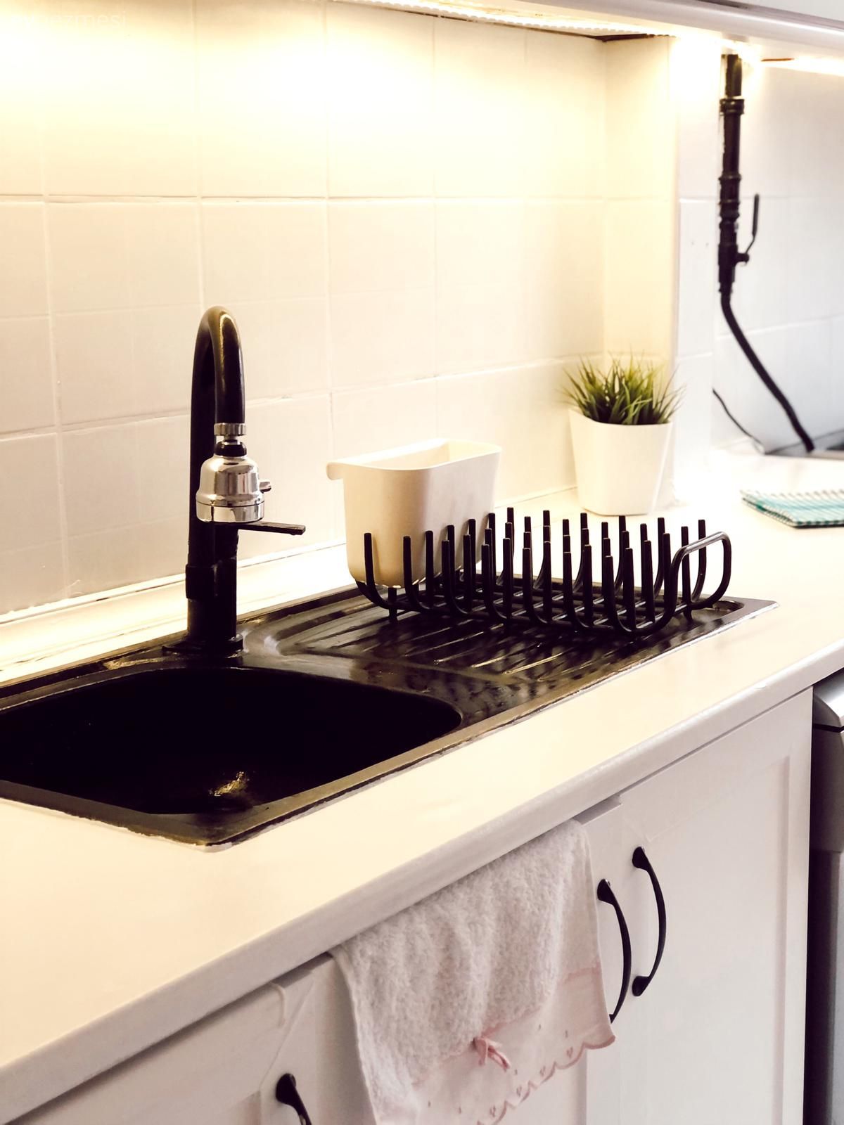 Mutfak, Beyaz mutfak, Siyah, Mutfak tezgahı, Mutfak tezgah arası, Tezgah arası seramik, Mutfak aksesuarları