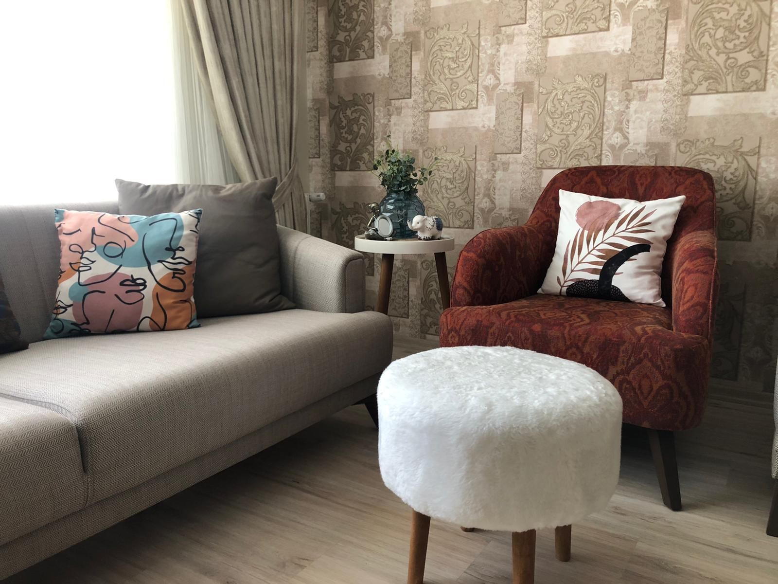 Salon, Rustik, Gri, Vizon, Yanık turuncu, Bej, Beyaz, Koltuk takımı, Fon perde, Perde, Tül perde, Puf, Kırlent, Ev tekstili, Duvar kağıdı, Duvar dekorasyonu