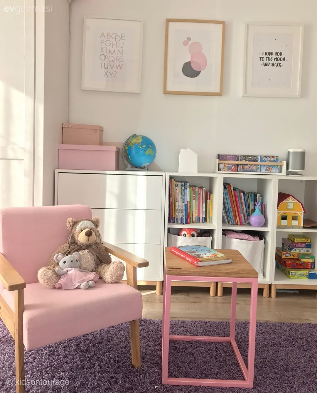 Çocuk Odası, Beyaz, Pembe, Berjer, Sehpa, Kitaplık, Tablo, Duvar dekorasyonu, Çerçeve, Halı, Mor, Çocuk odası halısı
