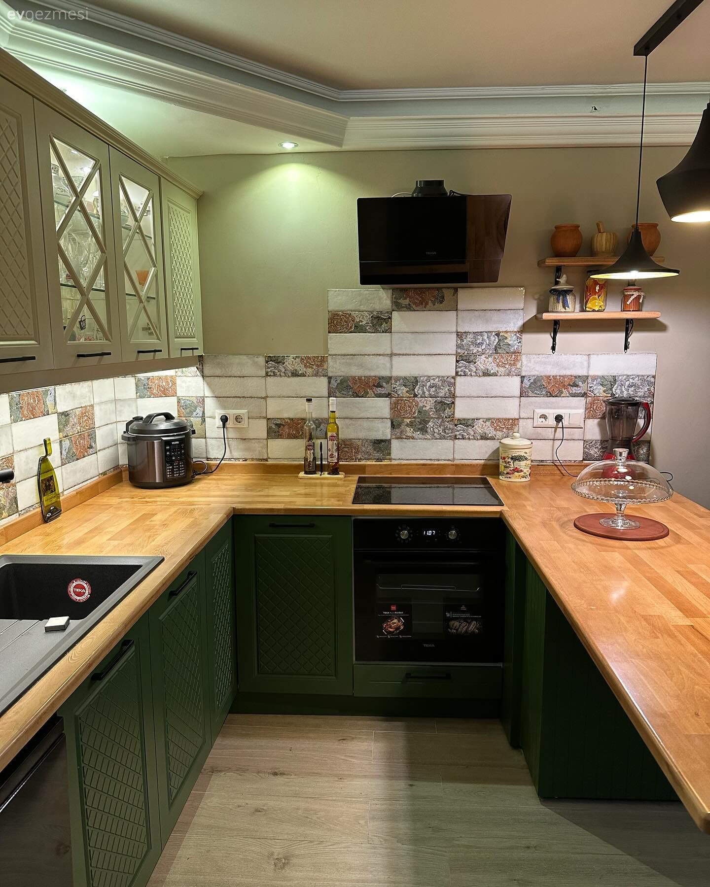 Yeşili Seven Bu Mutfakta Rustik Stil Alanın Belirleyicisi Olmuş!