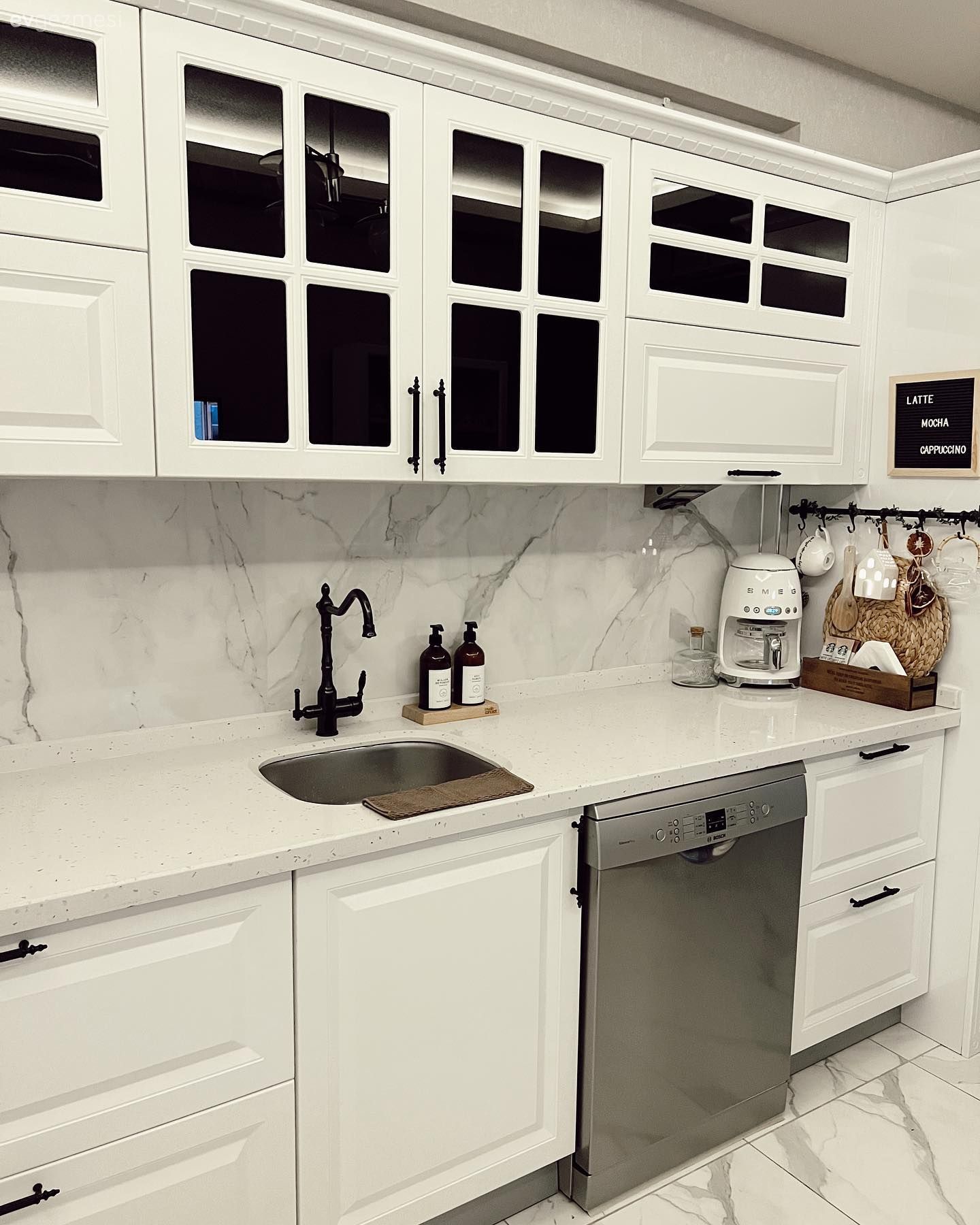 Mutfak, Beyaz, Siyah, Mutfak tezgahı, Mutfak tezgah arası, Tezgah arası doğal taş, Mutfak aksesuarları, Mutfak zemin seramikleri, Davlumbaz, Shaker kapaklı dolaplar