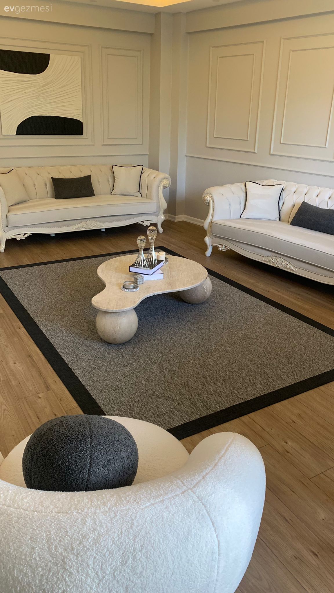 Bursa'daki Bu Mutfakta Beyaz Koltuklar Özel Tasarımlarla Desteklenmiş!