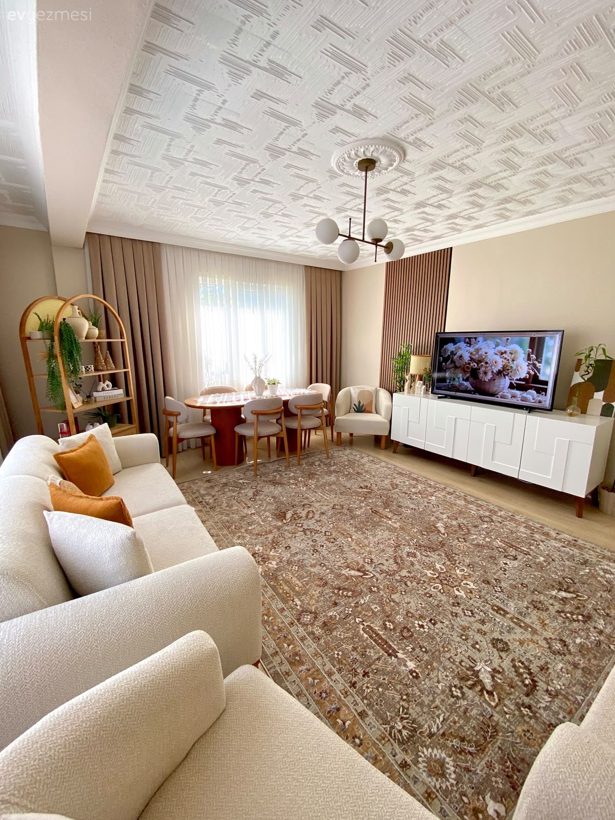 Salon, Modern, Beyaz, Kahverengi, Krem, Bej, Koltuk takımı, Fon perde, Perde, Tül perde, Sandalye, Yemek masası, Hasır dolap, Halı, Salon halısı, Avize, Aydınlatma, Salon avizesi, Kırlent, Ev tekstili, Turuncu, Duvar çıtalama, Tv ünitesi, Tv ünitesi aksesuarları, Ev Aksesuar