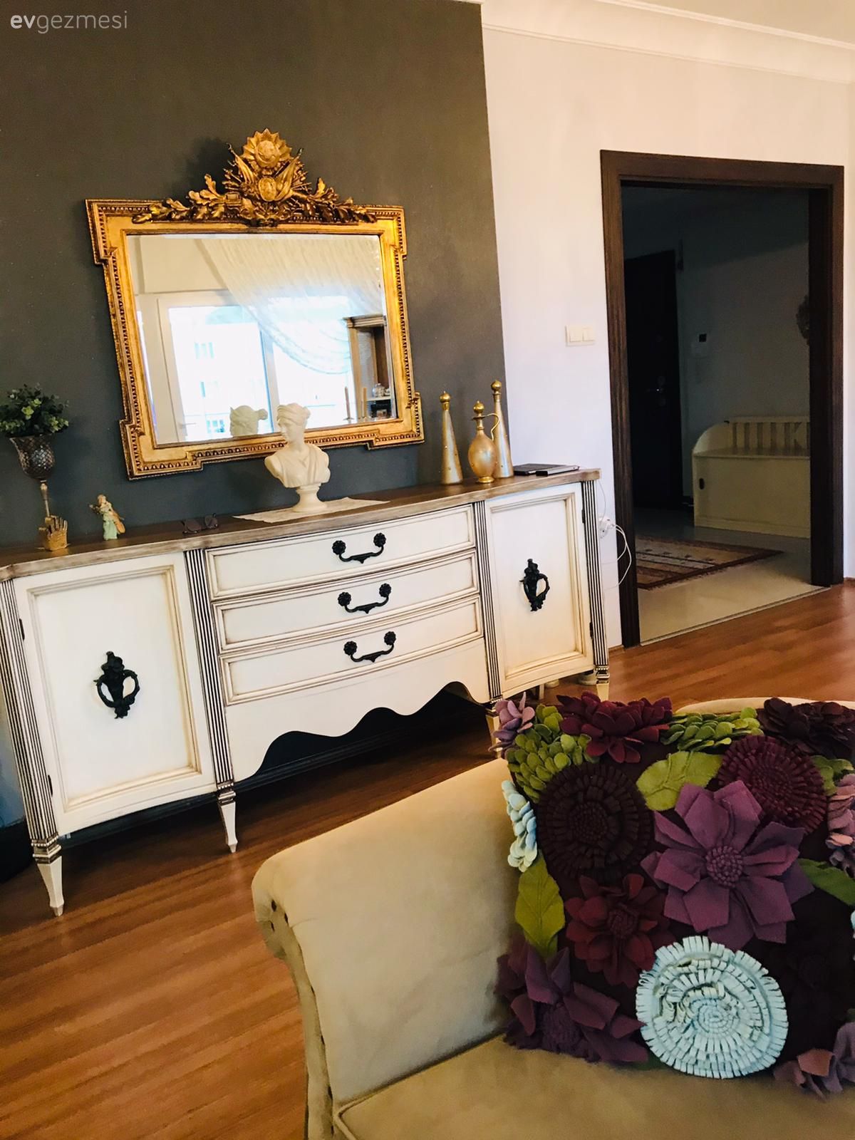 Konsol, Konsol üzeri dekoratif objeleri, Beyaz, Altın, Eklektik, Klasik, Varaklı Mobilya, Ayna, Antrasit duvar, Parke, Kırlent, Ev tekstili, Çiçekli desen, Desenler