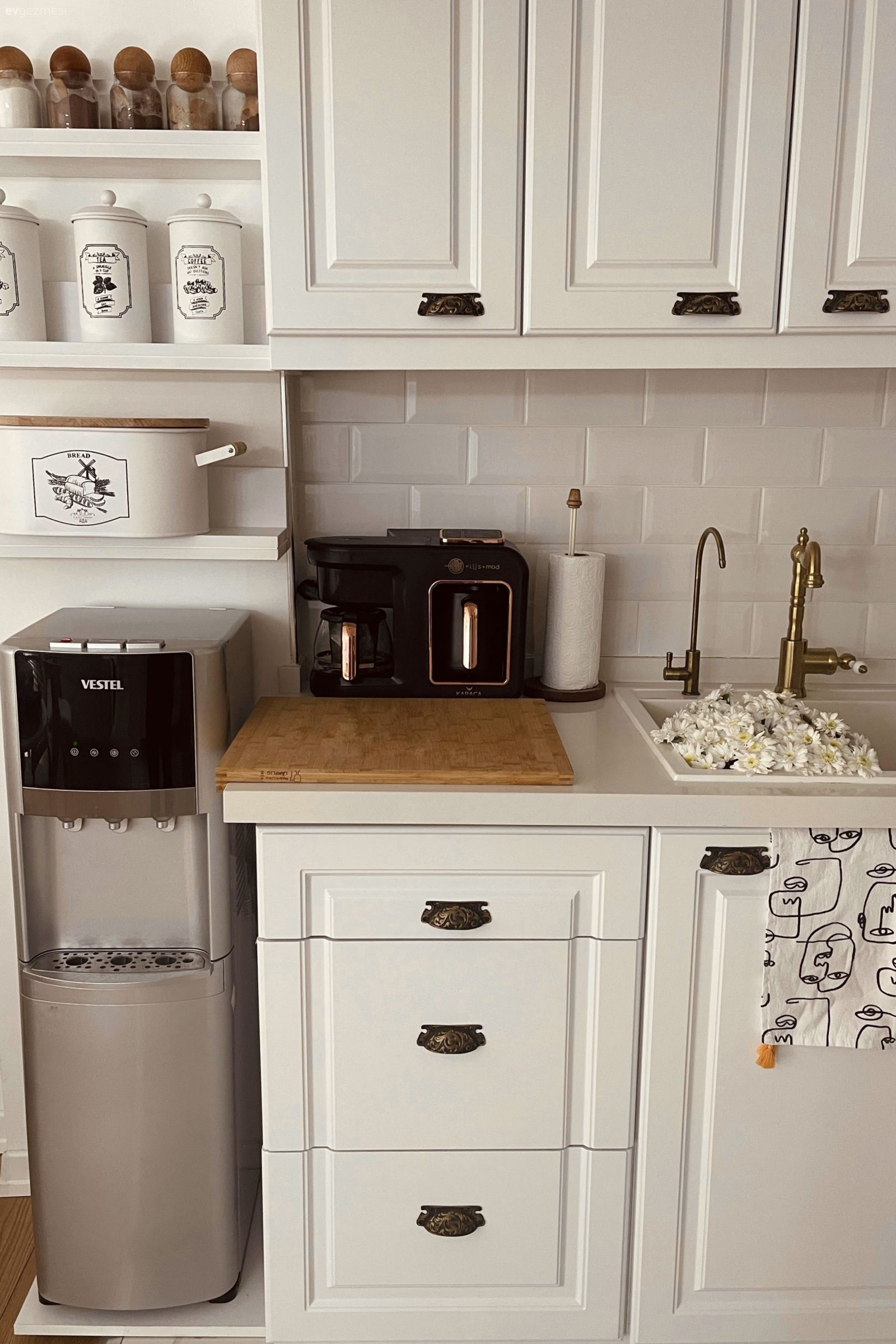 Mutfak, Beyaz, Beyaz ve ahşap mutfak, Country, Mutfak tezgahı, Mutfak tezgah arası, Tezgah arası seramik, Shaker kapaklı dolaplar, Mutfak aksesuarları, Metro seramik, Seramik