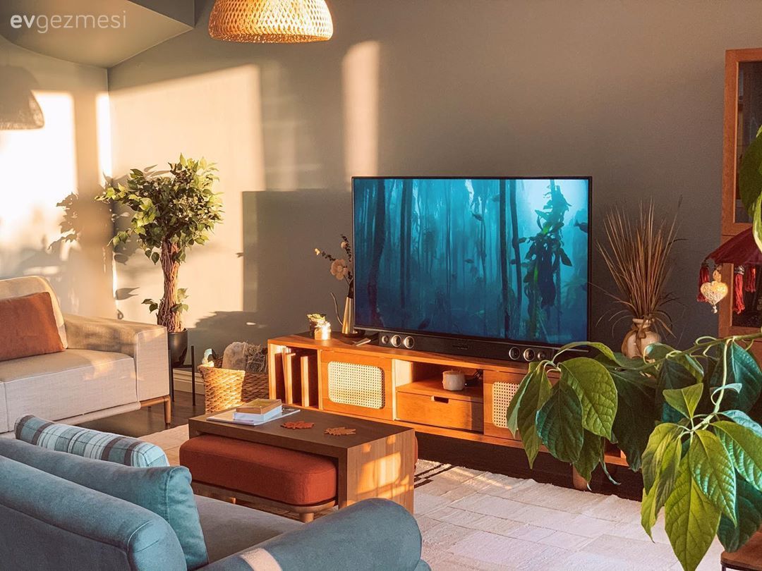 Bohem Dekorasyon, Ahşap Mobilya, Koltuk takımı, Bej, Gri, Turuncu, Orta sehpa, Sehpa, Ev bitkisi, Hasır avize, Kırlent, Ev tekstili, Kitaplık