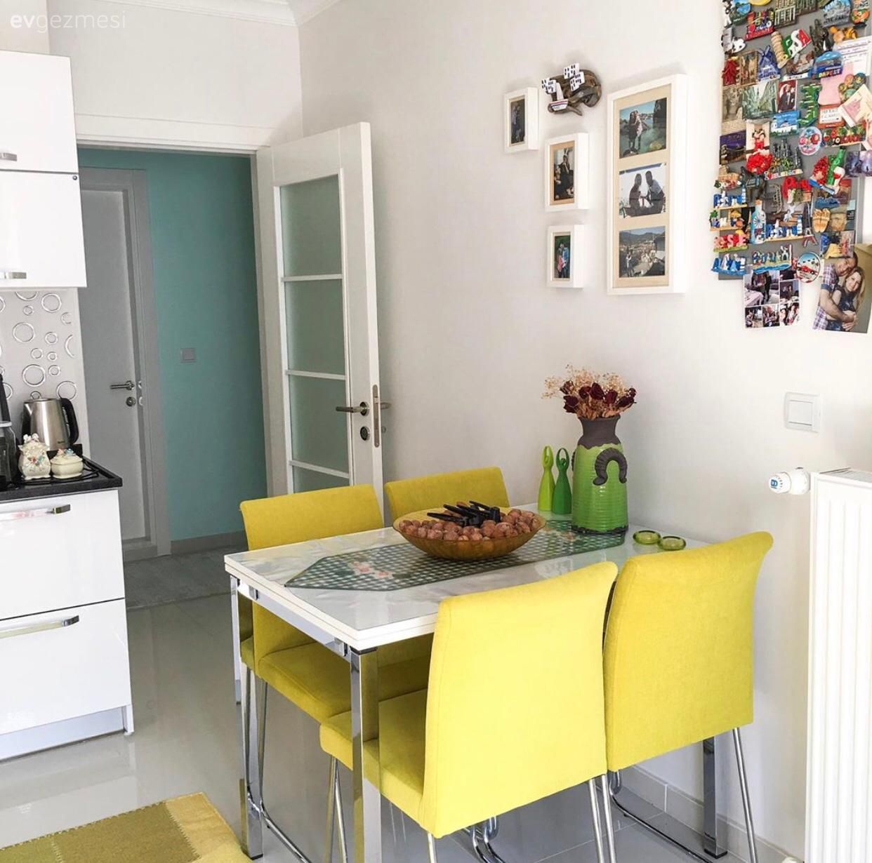 Mutfak, Mutfak masası, Sandalye, Mutfak duvar dekorasyonu, Vazo, Ev Aksesuar, Çiçekler, Beyaz