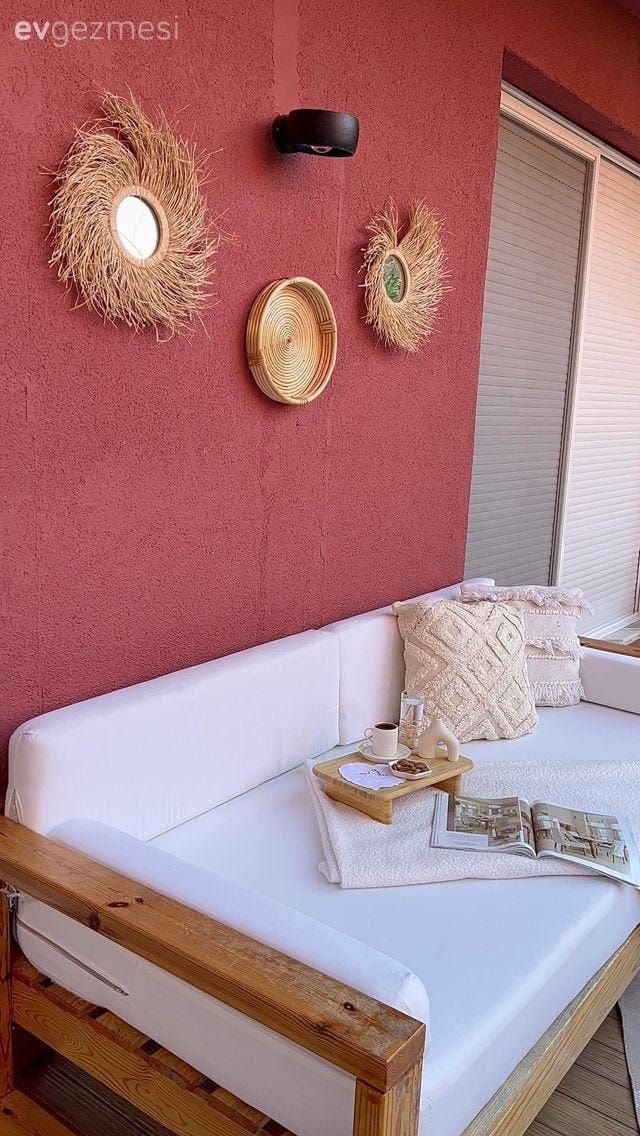 Pembe Duvarlı Bu Bahçe Masalsı Bir Atmosfer Sunmuş!