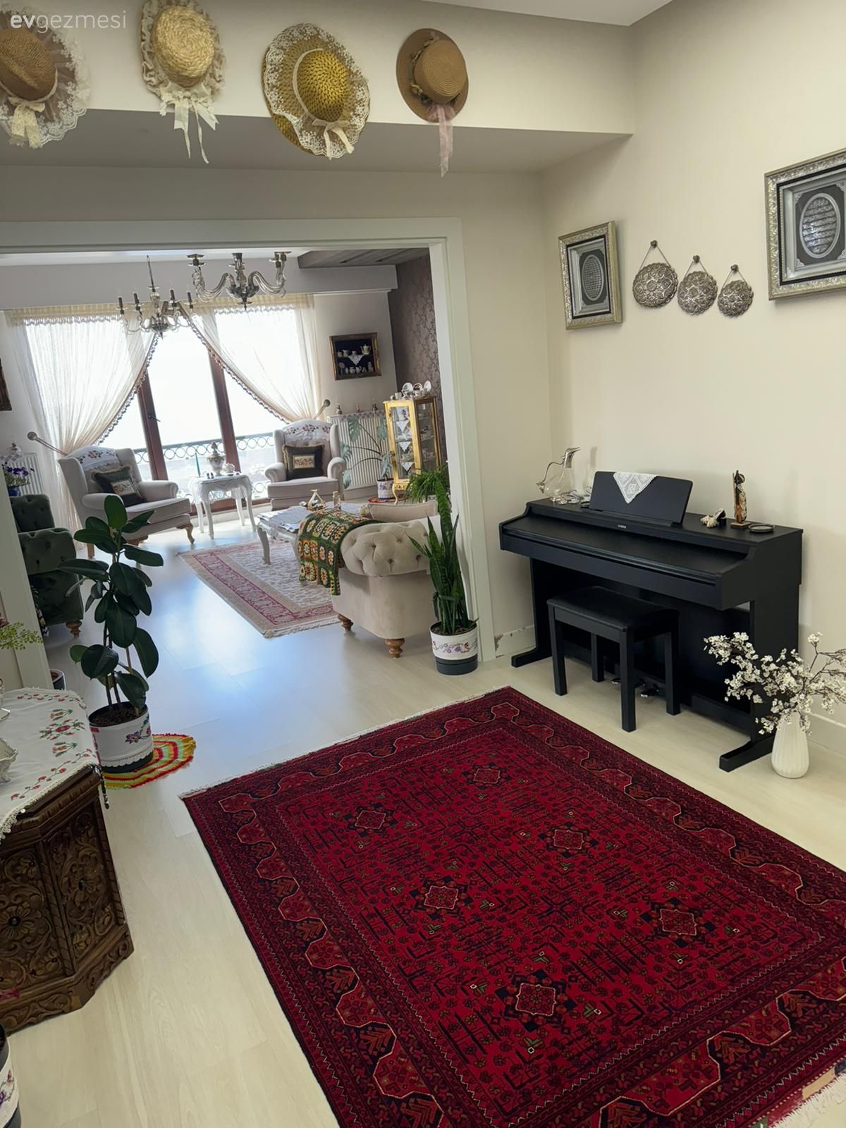 Halıdan Perdeye Her Detayıyla Geçmişe Yolculuk Yapan Bir Trabzon Evi!