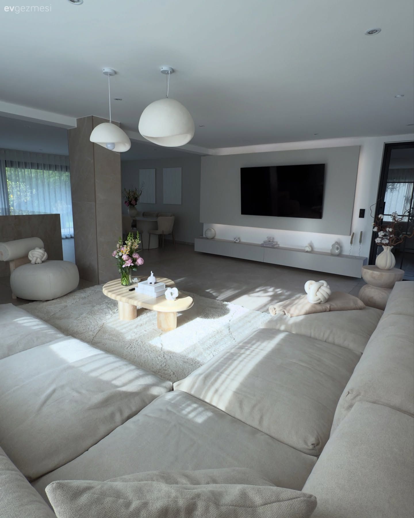 Bu Açık Konsept Evde Modern Tarzın Sevdiği Birçok Detay Var