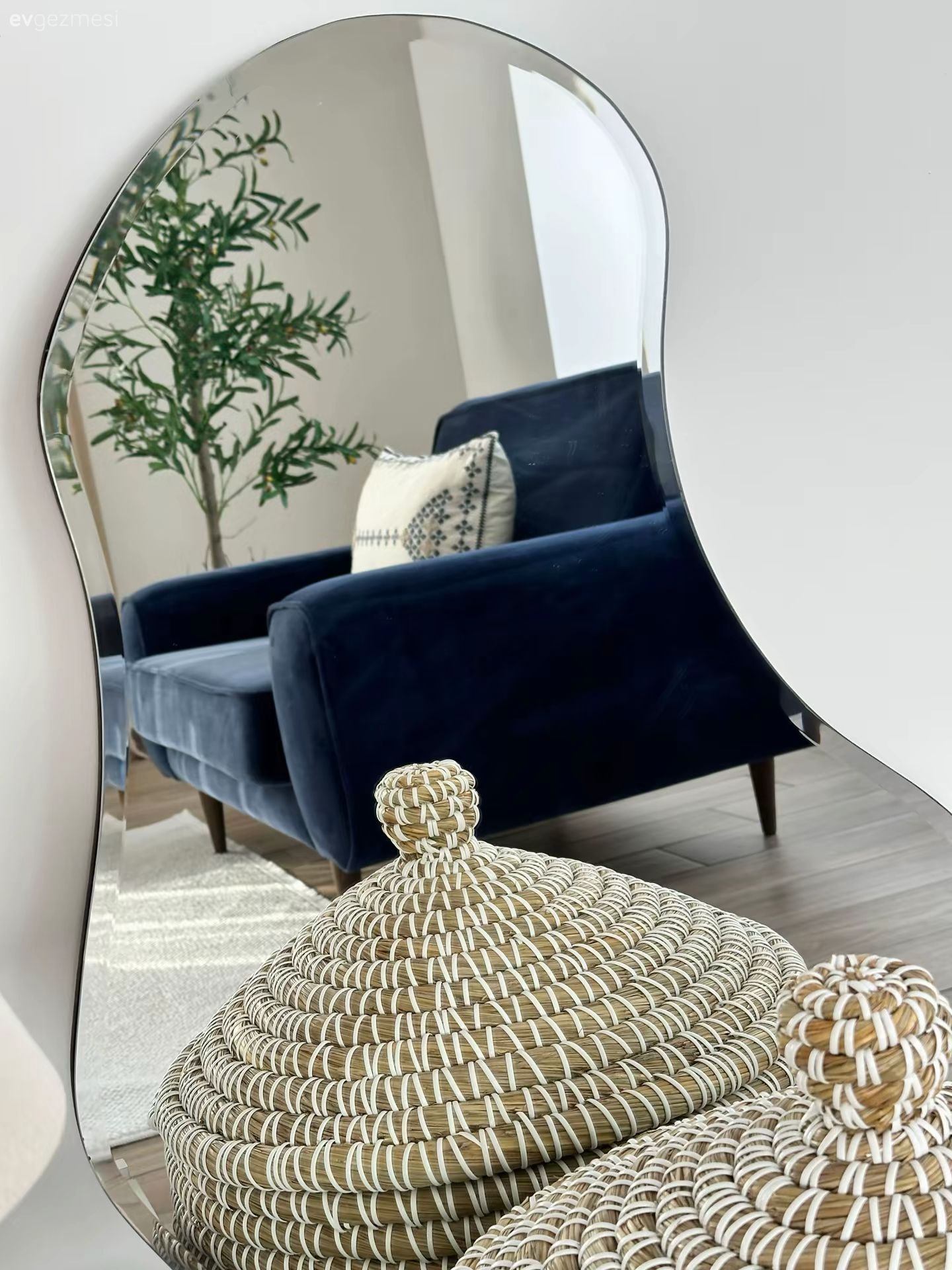 Bu Modern Evde Lacivert Vurgusu Dekora Hareket Katmış