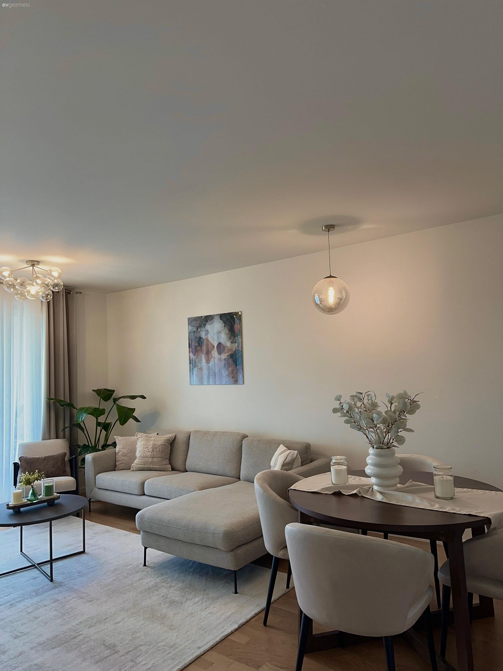 Salon, İskandinav, Bej, Beyaz, Krem, Siyah, Köşe koltuk, Koltuk takımı, Fon perde, Perde, Tül perde, Ev bitkisi, Saksı, Sandalye, Yemek masası, Vazo, Ev Aksesuar, Dekoratif Objeler, Avize, Aydınlatma, Halı, Orta sehpa, Sehpa