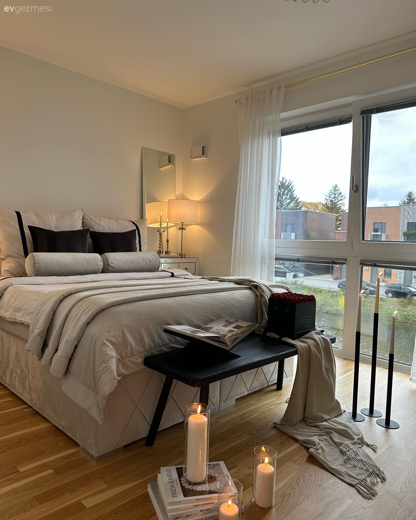 Geniş Salona Sahip Bu Evde Farklı Tarzlardan Esintiler Var!