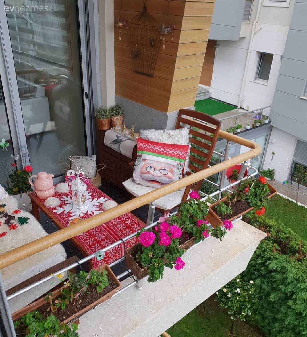 Balkon, Balkon masası, Sandalye, Çiçekler, Kırlent, Ev tekstili, Masa örtüsü, Balkon duvar dekorasyonu