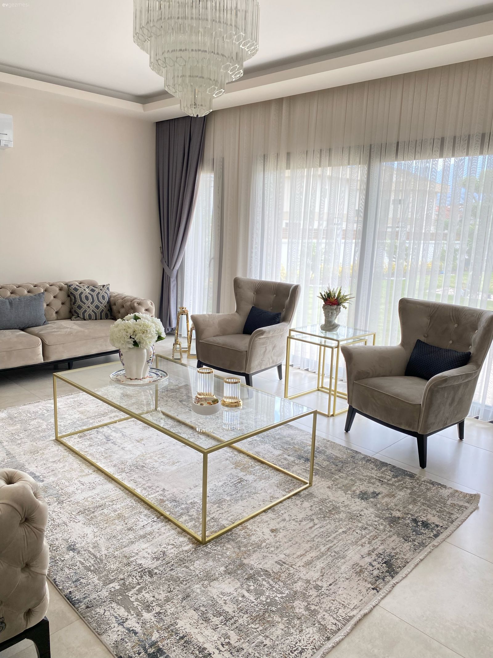 Salon, Modern, Gri, Beyaz, Altın, Modern chesterfield, Halı, Salon halısı, Duvar dekorasyonu, Kırlent, Ev tekstili, Saksı, Ev bitkisi, Vazo, Ev Aksesuar, Avize, Aydınlatma, Koltuk takımı, Fon perde, Perde, Tül perde, Berjer, Yan sehpa, Sehpa, Cam orta sehpa, Orta sehpa