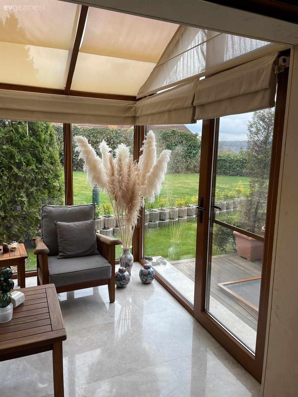 Zamansızlık Hissi Veren Bu Evde Az ve Çok Ortak Paydada Buluşmuş!