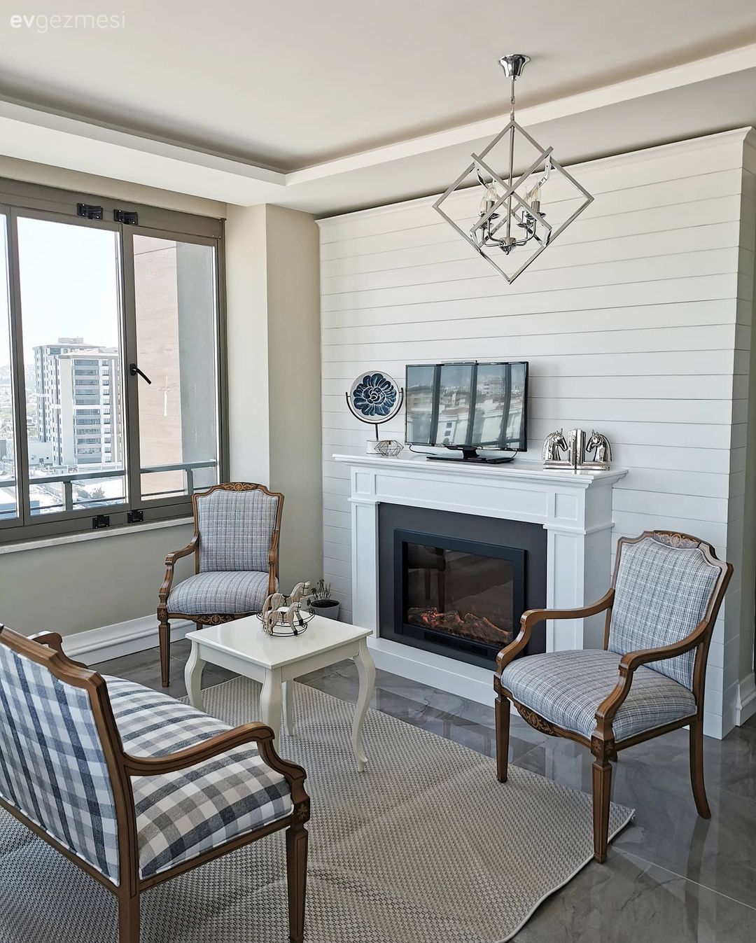 Kış bahçesi, Kapalı balkon, Beyaz, Gri, Balkon oturma grubu, Balkon, Berjer, Şömine, Taş duvar, Duvar dekorasyonu, Avize, Aydınlatma, Ekose desen, Desenler