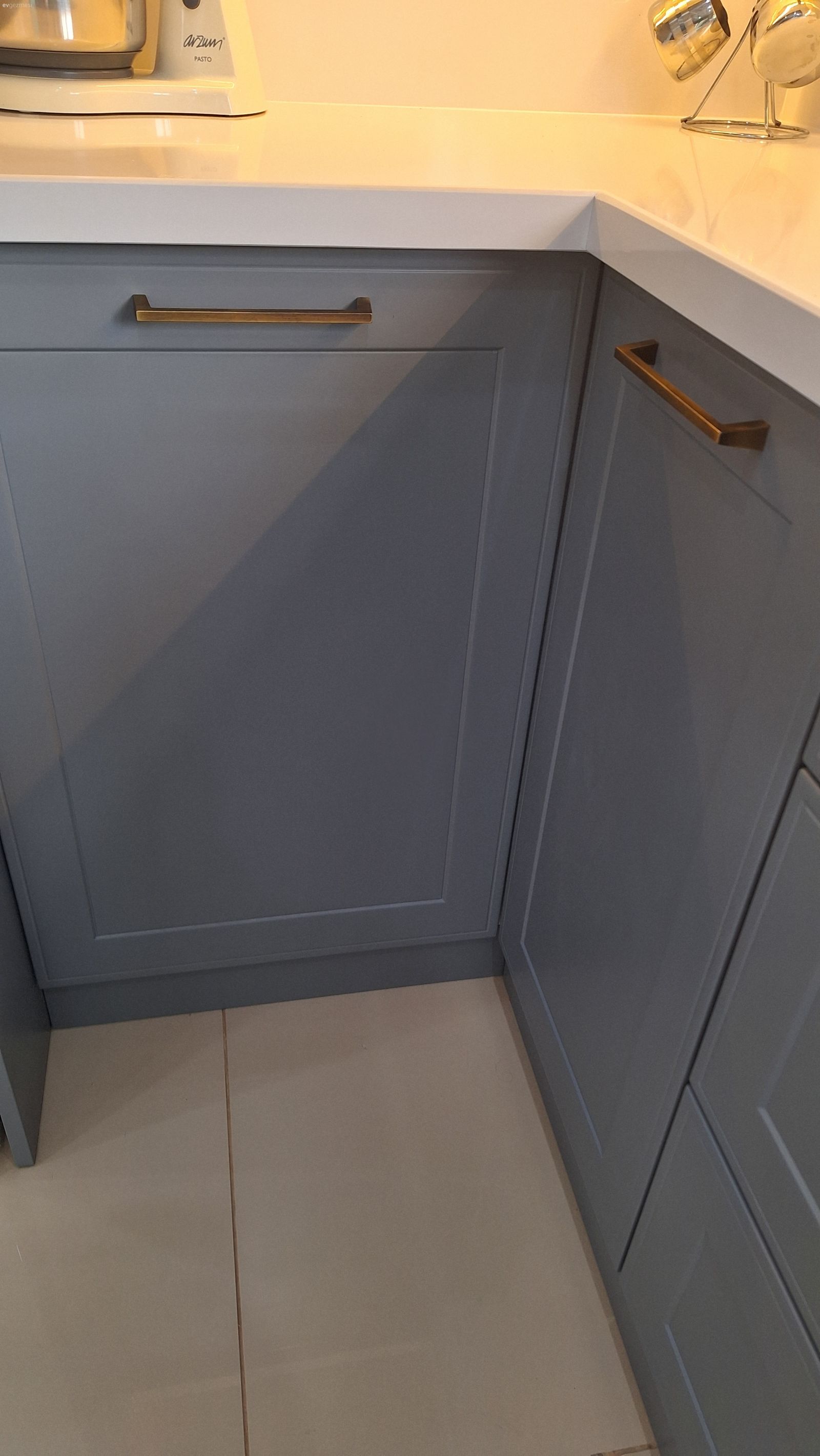 Gri, Shaker kapaklı dolaplar, Mutfak, Beyaz