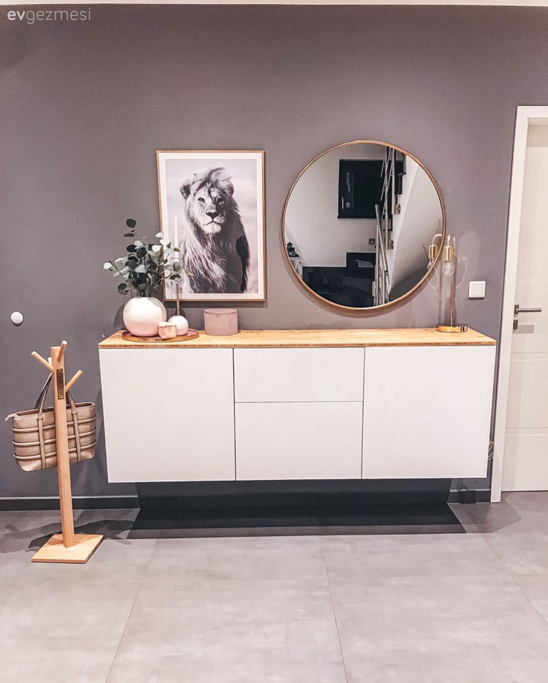 Antre, Beyaz, Gri, Kapı , Dresuar, Ayna, Tablo, Duvar dekorasyonu, Dresuar dekorasyonu, Ev Aksesuar, Puf, Beyaz halı, Vazo, Ev bitkisi, Yer üstü dekoratif obje