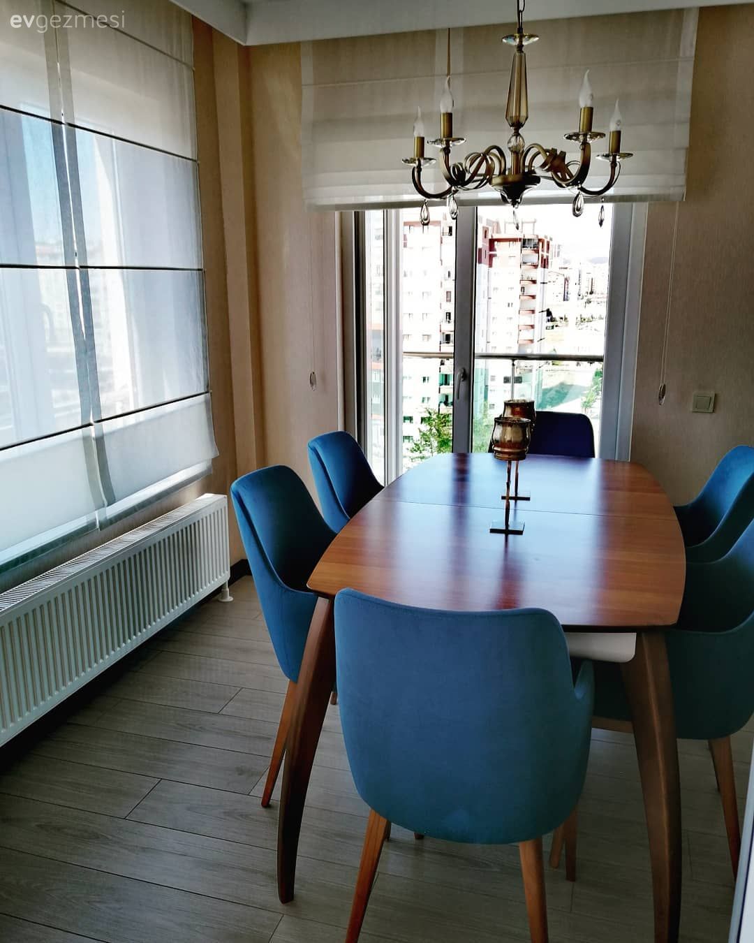 Yemek Odası, Yemek masası, Sandalye, Ahşap Mobilya, Mavi, Katlamalı perde, Perde, Şamdan, Ev Aksesuar, Vazo, Modern, Ev bitkisi, Avize, Aydınlatma, Yemek odası avizesi