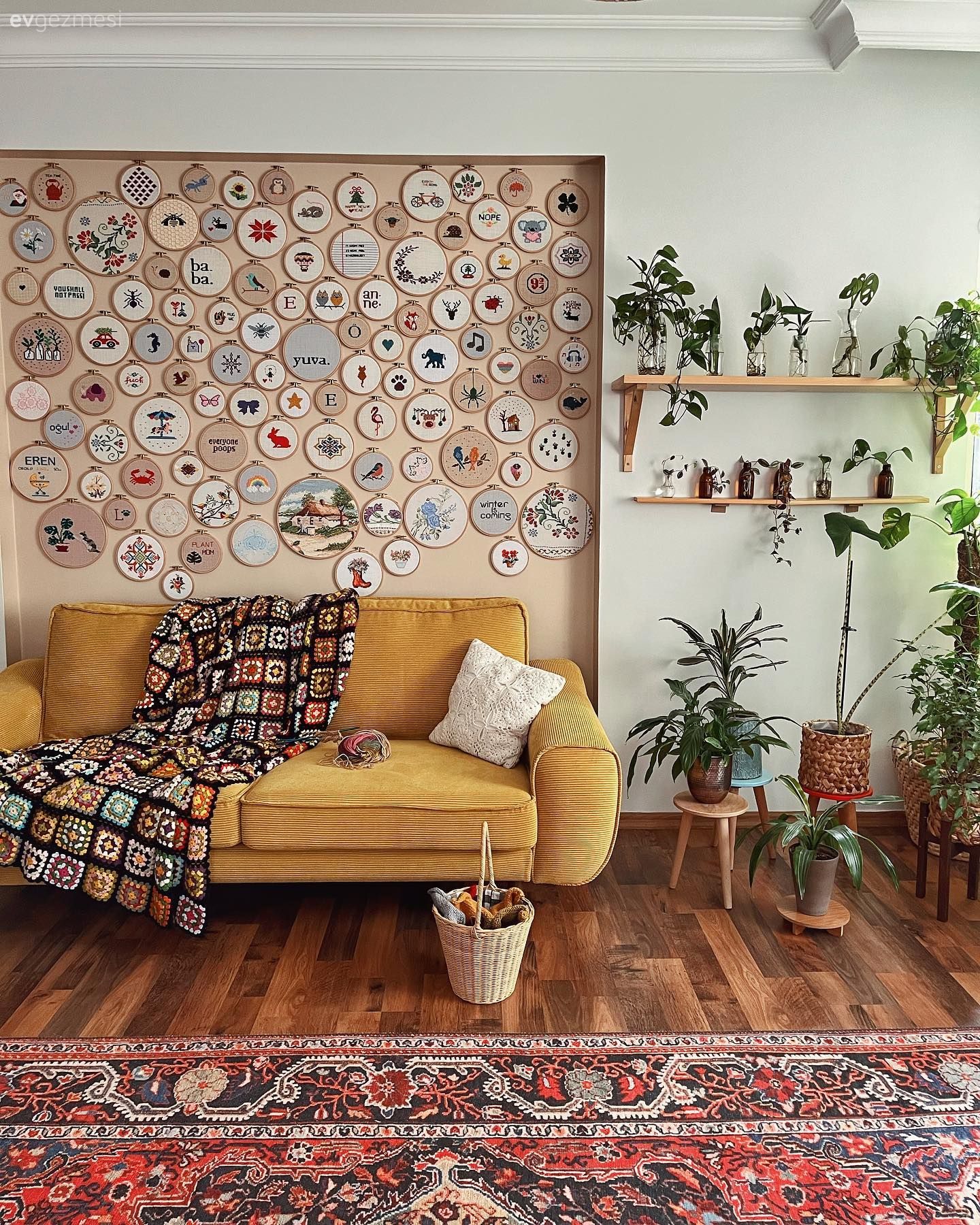 Bu İstanbul Evinin Özgün Ruhu Duvarlardaki Etaminlerden Anlaşılıyor!