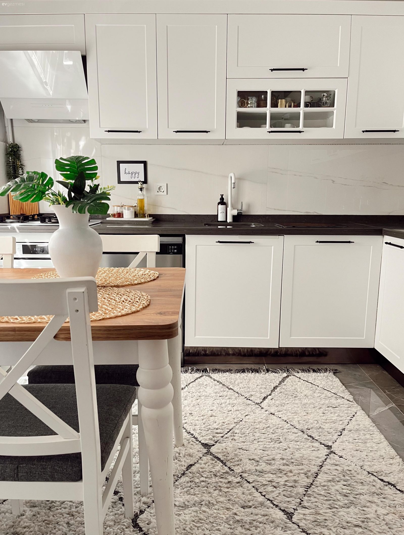 Mutfak, İskandinav, Beyaz, Siyah, Siyah tezgah, Mutfak tezgahı, Mutfak tezgah arası, Tezgah arası seramik, Halı, Sandalye, Mutfak masası