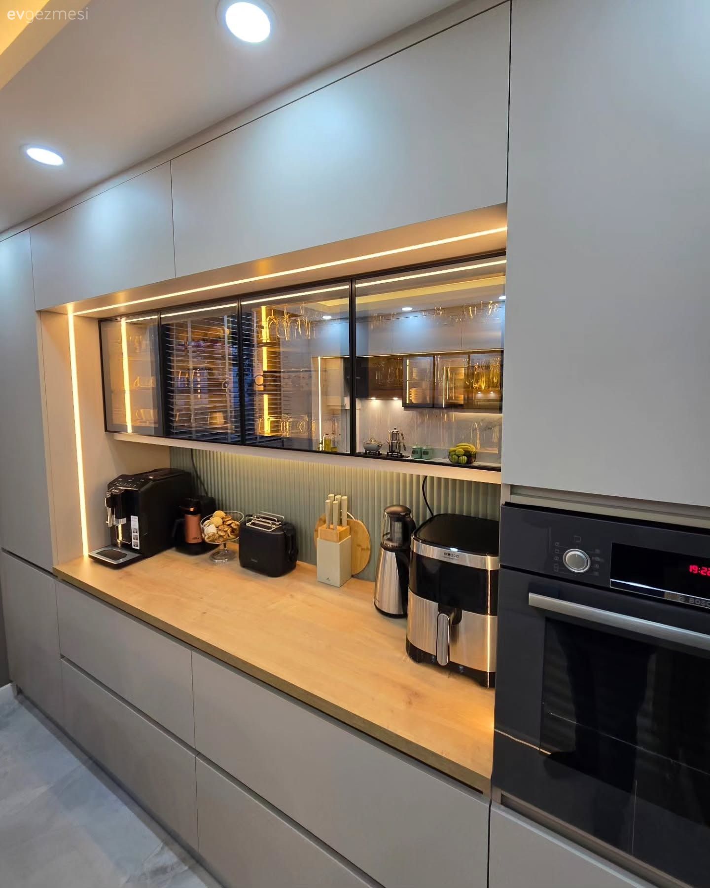Koridor Tipi Bu Modern Mutfağın Cazibe Noktası Cam Kapaklar
